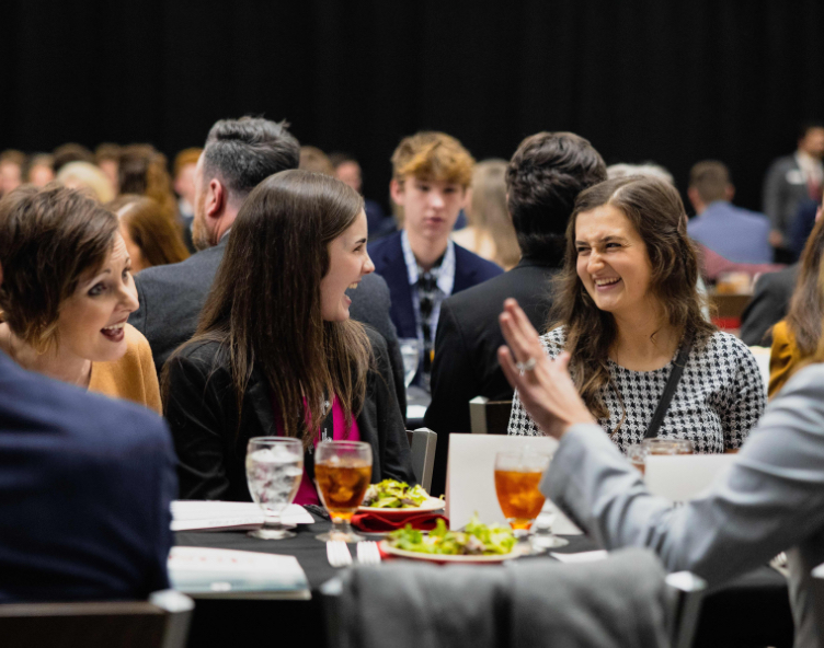 prospective students eating together at Scholars Weekend